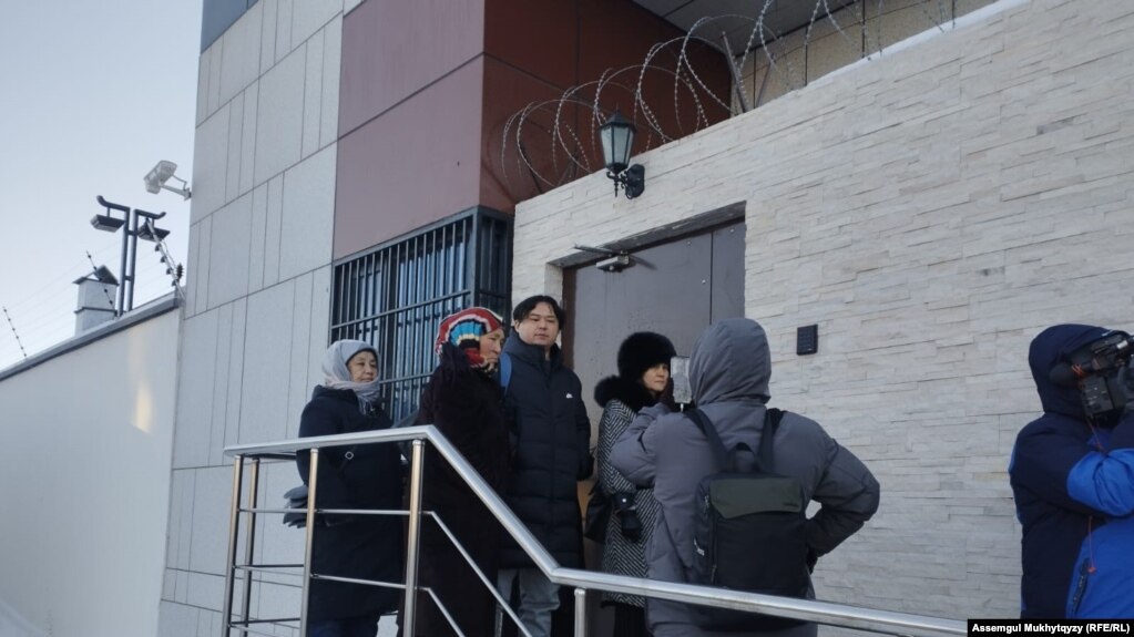  Родственники этнических казахов, заключённых в тюрьмах в Синьцзяне, требуют встречи с представителями посольства Китая в Астане. 18 января 2023 года