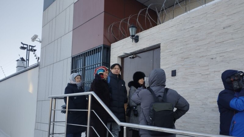 Шинжаңдыктардын туугандары Кытайдын Астанадагы элчилигинин алдына чыгышты