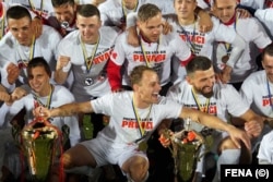 Igor Savić (dole lijevo) slavi titulu prvaka BiH u fudbalu sa saigračima iz Zrinjskog, Mostar, 29. april 2022.