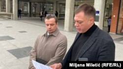 Aktivista Petar Đurić (desno) i njegov advokat Čedomir Stojković (levo) ispred Palate pravde, 16. januar 2023.