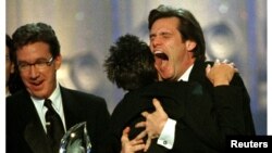 Канадският актьор Джим Кери прегръща продуцента Брайън Грейзър след новината, че филмът им "Лъжльото" е избран за любим комедиен филм на наградите Изборът на публиката.