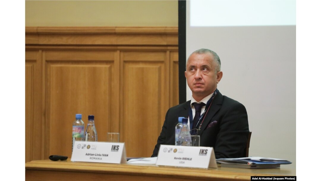 Coordonatorul doctoratului lui Lucian Bode, profesorul Adrian Ivan, este din 2017 rector al Academiei SRI. A cerut oprirea oricărei analize a tezei actualului ministru și secretar general al PNL.