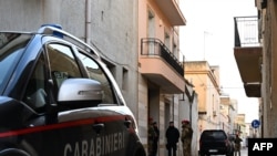 Oficerët e policisë karabiniere dhe ushtarët pengojnë hyrjen në një shtëpi, e zbuluar si një nga strehët e përdorura nga Matteo Messina Denaro, më 19 janar 2023 në Sicili.