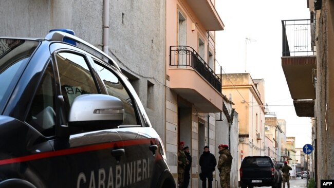 Oficerët e policisë karabiniere dhe ushtarët pengojnë hyrjen në një shtëpi, e zbuluar si një nga strehët e përdorura nga Matteo Messina Denaro, më 19 janar 2023 në Sicili.
