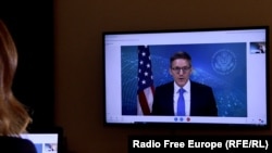 Specijalni savetnik američkog Stejt departmenta Derek Šole (Chollet) tokom intervjua za Radio Slobodna Evropa (RSE) 19. januara 2023. 