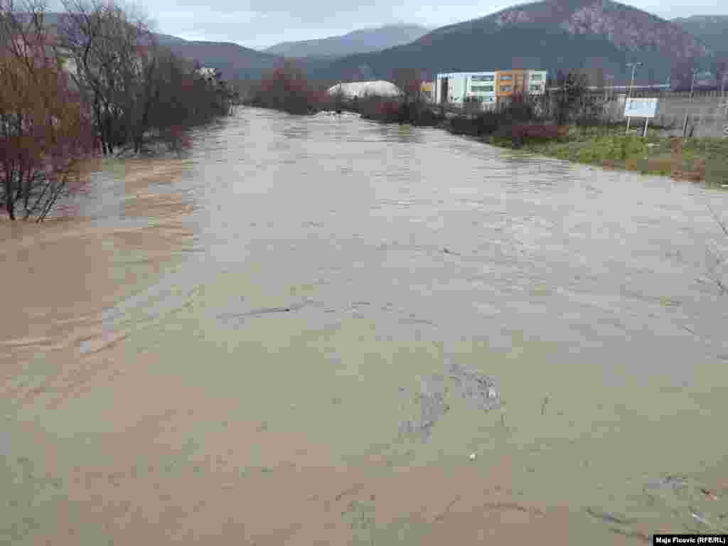 Niveli i ujit në lumin Ibër është rritur si pasojë e reshjeve të dendura të shiut.&nbsp;&nbsp;