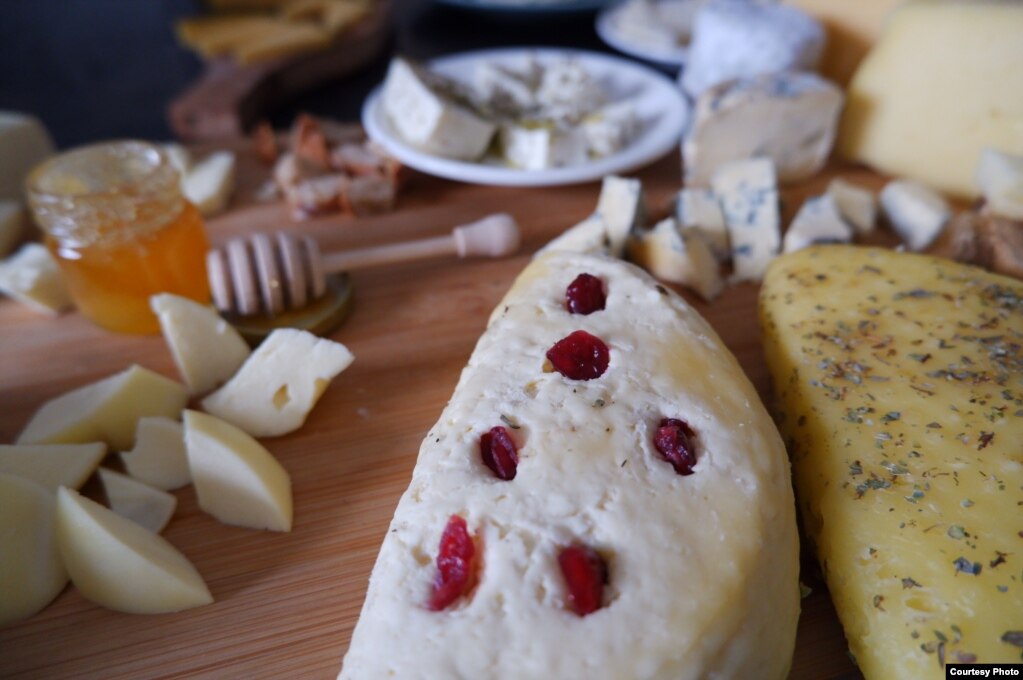 Llojet e djathit të prodhuar nga emigrantët bjellorusë.