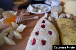 Llojet e djathit të prodhuar nga emigrantët bjellorusë.