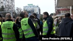 Zaposleni ispred zgrade Telekoma traže povećanje plata za 30 odsto. Podgorica, 25. januar 2023.