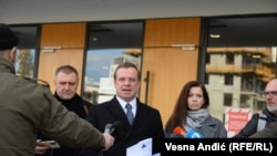 Advokat Čedomir Stojković (u sredini) daje izjavu novinarima ispred Palate pravde u Beogradu.