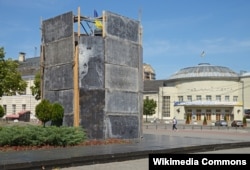 Памятник Григорию Сковороде в Киеве, укрытый после вторжения России в Украину