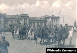 Кіннота армії УНР входить до Бахмату, квітень 1918 року