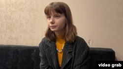 Кога полицијата го претресла домот на Олесија Кривцова, руска студентка пацифист, еден од нив ѝ кажал дека претресот бил „поздрав од Вагнер“.