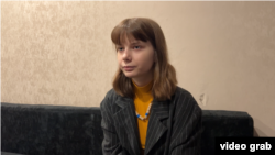 Când polițiștii au percheziționat apartamentul Olesiei Krivțova, o studentă pacifistă din Rusia, unul din ei i-a spus că percheziția e „o salutare de la Vagner”. (Fotografie de arhivă) 
