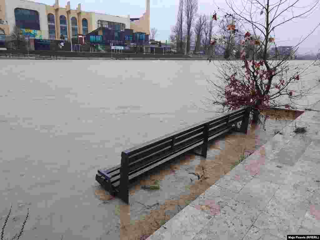 Në Mitrovicën e Veriut, drejt urës kryesore, lumi Ibër ka arritur lartësinë e shëtitores, kështu që karriget në pushimore janë zhytur në ujë.