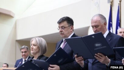 Predsjedavajuća Vijeća ministara BiH Borjana Krišto i njeni zamjenici Zoran Tegeltija i Zukan Helez (desno).