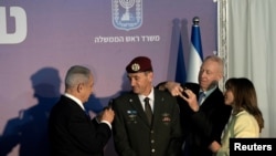بنیامین نتانیاهو در حال اعطای درجه سپهبدی به هرتزی لوی، فرمانده جدید ستاد ارتش اسرائیل