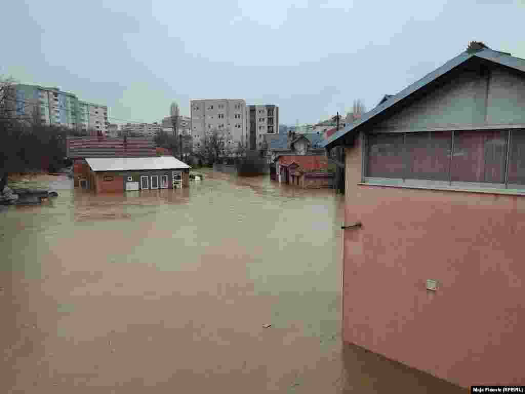 Lumi Ibër ka vërshuar shtëpitë në Lagjen e Boshnjakëve në Mitrovicën Veriore.