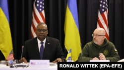 Sekretari i Mbrojtjes i SHBA-së, Lloyd Austin, (majtas) dhe ministri ukrainas i Mbrojtjes, Oleksii Reznikov, (djathtas) marrin pjesë në takimin e tretë të Grupit të Kontaktit të ministrave të Mbrojtjes, në bazën ajrore amerikane në Ramstein, Gjermani. 20 janar 2023.
