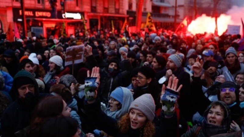 Во Франција, клучна недела за пензиските реформи во парламентот и на улиците