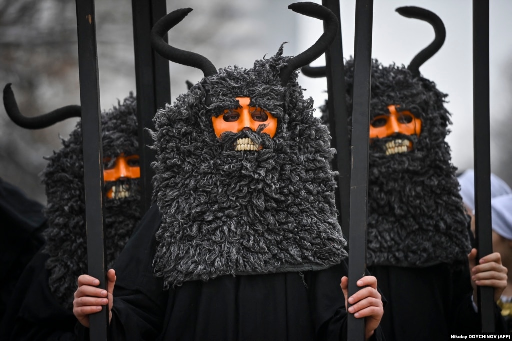 Valltarët e maskuar, të njohur si Kukeri, duke performuar gjatë Festivalit Ndërkombëtar të Lojërave të Maskaradës në Pernik, Bullgari, më 28 janar.