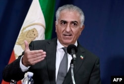 Reza Pahlavi, fiul regretatului șah al Iranului, vorbește la Clubul Național de Presă despre protestele în masă din Iran la Washington, DC, în octombrie 2022.