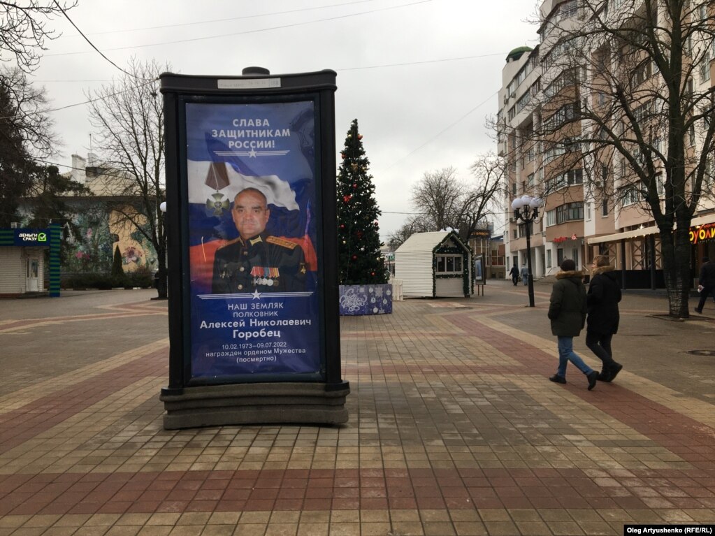 Në një tabelë në Belgorod përkujtohet komandanti rus, kolonel Aleksei Gorobets, i cili vdiq në Ukrainë në korrik 2022.
