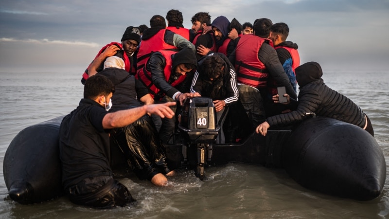 بریتانیا و فرانسه برای جلوگیری از عبور مهاجران غیرقانونی از کانال مانش توافق سه‌ساله امضا کردند