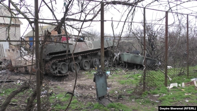 В селі досі можна побачити розбиті російські танки