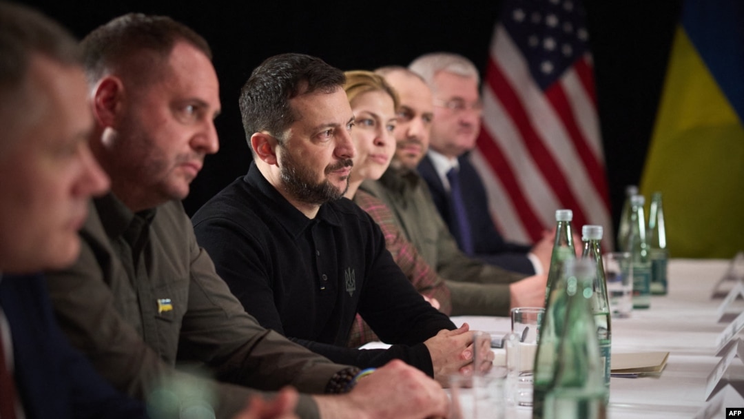Президентът на Украйна Володимир Зеленски (третият от ляво) слуша вицепрезидента на САЩ Джей Ди Ванс (не е на снимката) по време на разговорите им на Мюнхенската конференция по сигурността, 14 февруари 2025 г. 