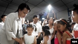 U.S. Secretary of State Condoleezza Rice visits a makeshift school in China's Sichuan Province