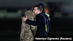 Volodimir Zelenski îmbrățișează un militar ucrainean eliberat în cadrul schimbului de prizonieri din 29 decembrie 2019