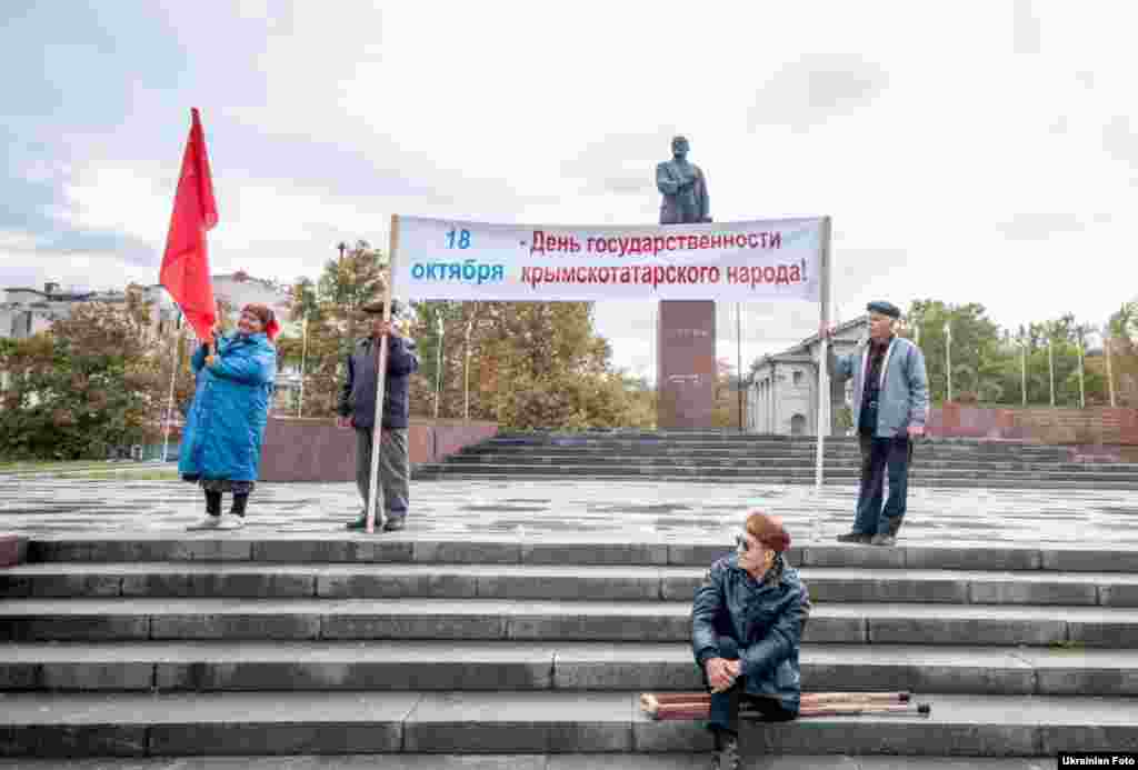 Мітинг із нагоди 92-ї річниці створення Кримської АСРР У Сімферополі, 18 жовтня 2013 року
