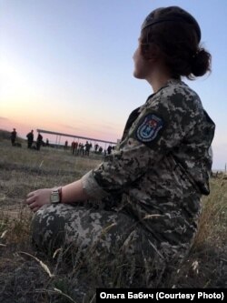 Військовий перекладач, курсантка Ольга Бабич на полігоні під Одесою