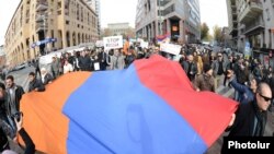Հայաստան -- Հարյուրավոր քաղաքացիներ բողոքի երթ են անցկացնում Երևանում Ռուսաստանի նախագահ Վլադիմիր Պուտինի այցի կապակցությամբ, 2-ը դեկտեմբերի, 2013թ.