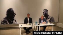 Адам Михник и Алексей Навальный на презентации книги "Диалоги. Михник – Навальный".