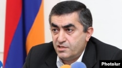 Armenia - Armen Rustamian, a leader of the opposition Armenian Revolutionary Federation, at a news conference.