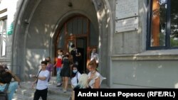 Elevii de clasa a VIII-a și cei de clasa a XII-a au la dispoziție teste de antrenament pentru examen