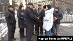 Жеке күзет фирмасының жұмысшылары жалақысын даулап тұр. Алматы, 21 желтоқсан 2017 жыл. 
