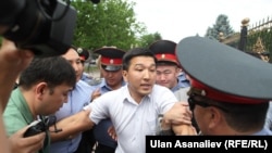 Милиция задерживает участников акции "Тезекпром". 9 июня 2014 года.