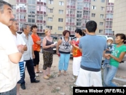 Инициативная группа жителей микрорайона «Бесоба» обсуждает ситуцию с аварийными домами. Караганда, 24 июля 2012 года.