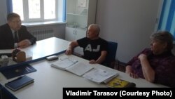 Прокурор Восточно-Казахстанской области Кусаин Игембаев проводит встречу с пенсионерами Владимиром и Валентиной Тарасовыми. Усть-Каменогорск, 22 июня 2018 года. 