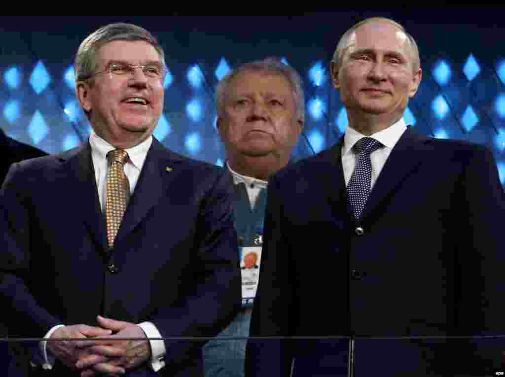 Russian President Vladimir Putin and IOC President Thomas Bach watch the ceremony. (EPA/Tatyana Zenkovich)