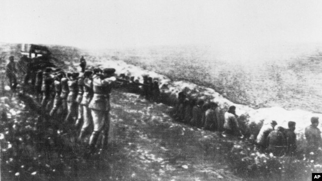 Cette photo a été retirée lors de l'examen du corps de l'officier allemand décédé. C'est là que les soldats allemands tirent sur des civils à Babyn Yar. Kiev, 1942