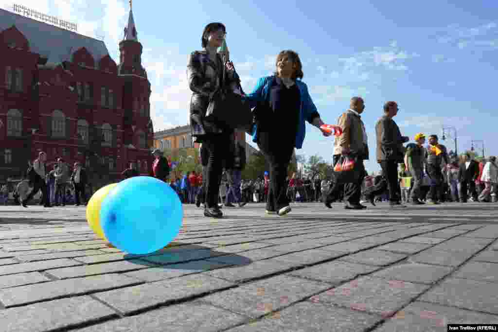 Офіційна першотравнева хода. Хтось не злякався прийти на Червону площу з кульками кольорів українського прапора