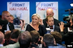Лидеры крайне правой партии Франции «Национальный фронт» в ходе предвыборной кампании. 25 ноября 2015 года.