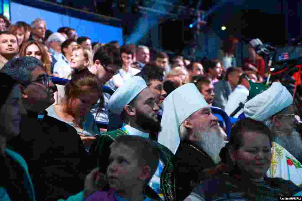 Чемпионатны күзәтүче Татарстандагы католик, мөселман һәм православ дин әһелләре 