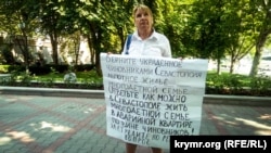 Жительница Севастополя Антонина Колобова проводит одиночный пикет в Севастополе, 16 июля 2019 год