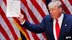 Donald Trump 2016-cı ilin prezident seçkisində iştirak edəcəyinə dair elanı nümayiş etdirir. Nyu York 16 iyun 2015