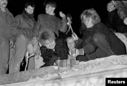 Бэрлінцы ля Брандэнбурскай брамы пасьля яе адкрыцьця, 9 лістапада 1989